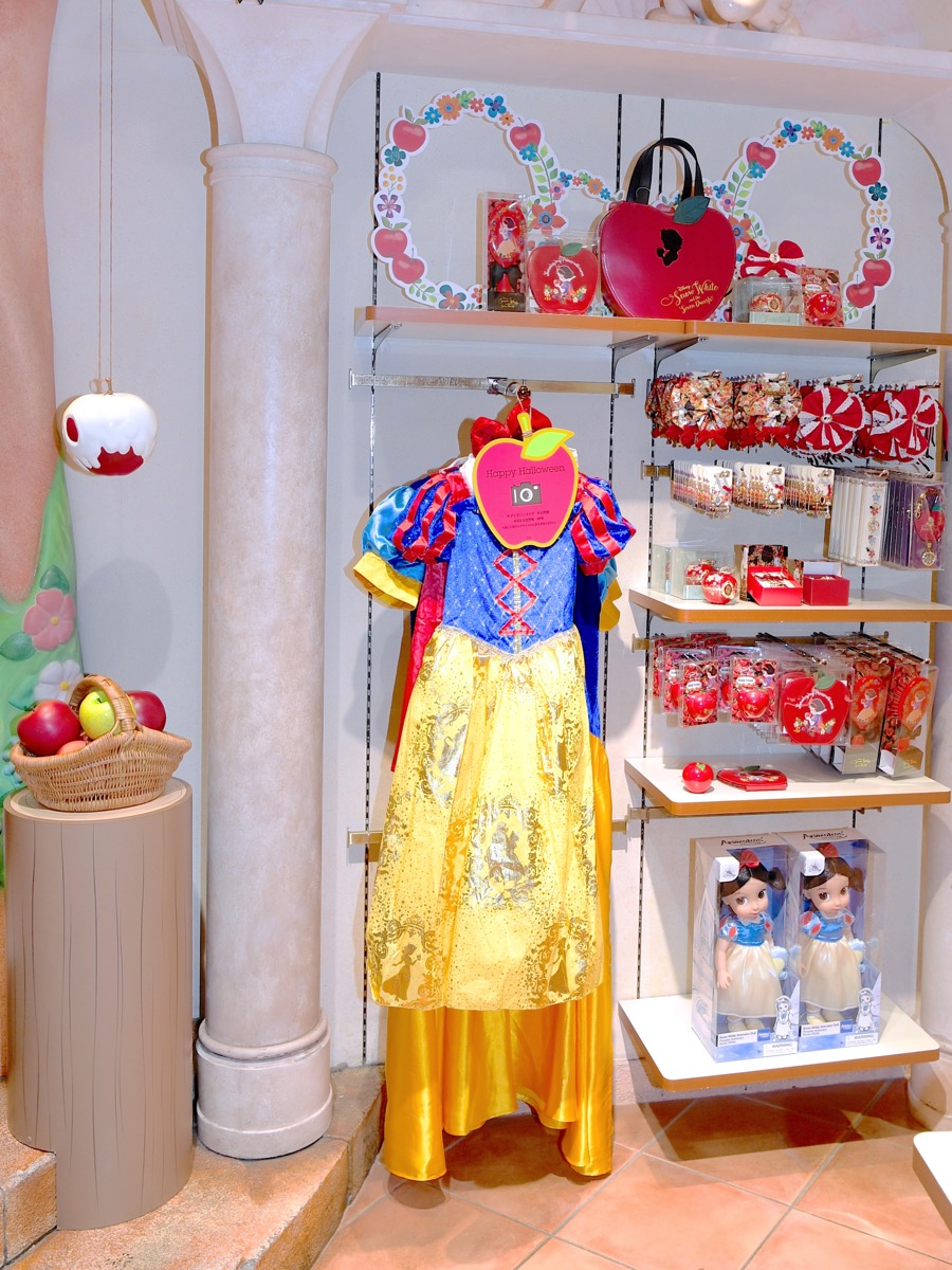 ドレスに着替えて記念撮影も！ディズニーストア渋谷公園通り店 期間限定『白雪姫』デコレーション