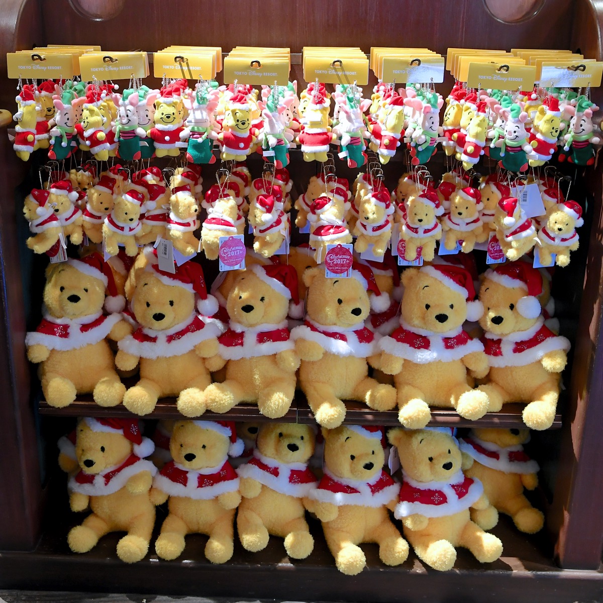 サンタ帽 マント姿がかわいい 東京ディズニーリゾート ディズニー クリスマス17 くまのプーさんぬいぐるみ バッジ