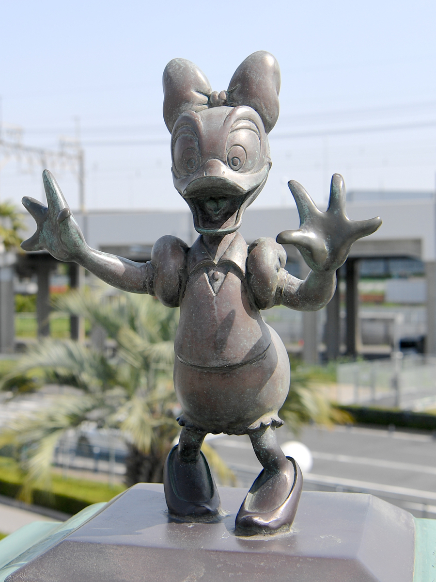 tokyo-disney-land-pedestrian-deck-statue-14