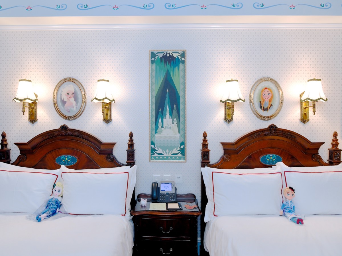 ベッド飾り アナとエルサ気分に 香港ディズニーランド ホテル