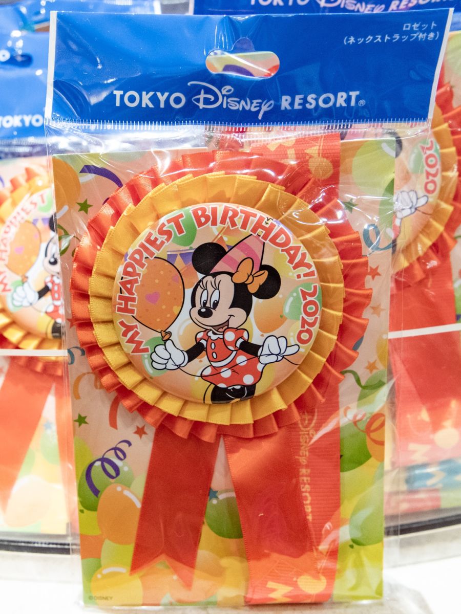 ミニーマウスロゼット バルーンを持ってお誕生日をお祝い 東京